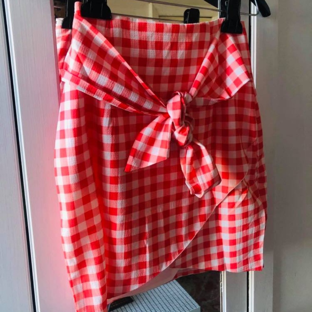 NEW Beautiful skirt size Small